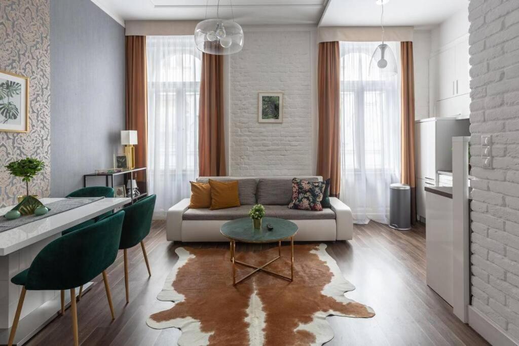Chic, Captivating Space Budapest Luaran gambar