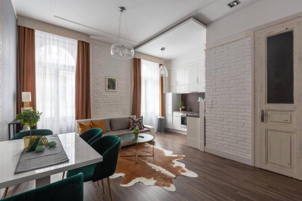 Chic, Captivating Space Budapest Luaran gambar