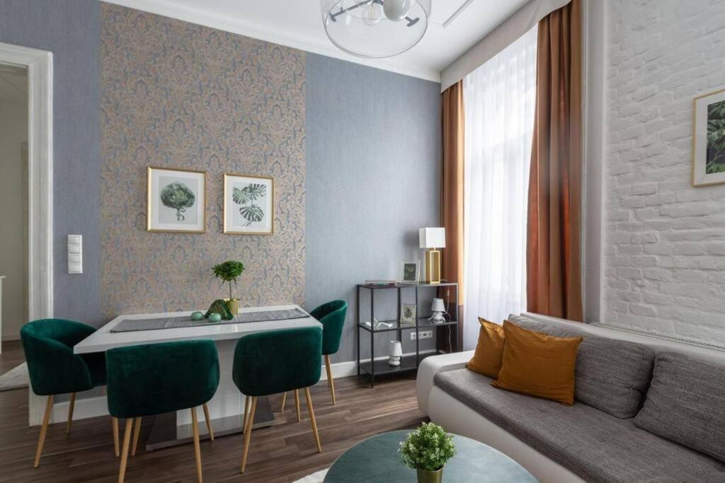 Chic, Captivating Space Budapest Luaran gambar