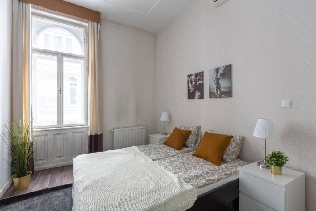 Chic, Captivating Space Budapest Luaran gambar