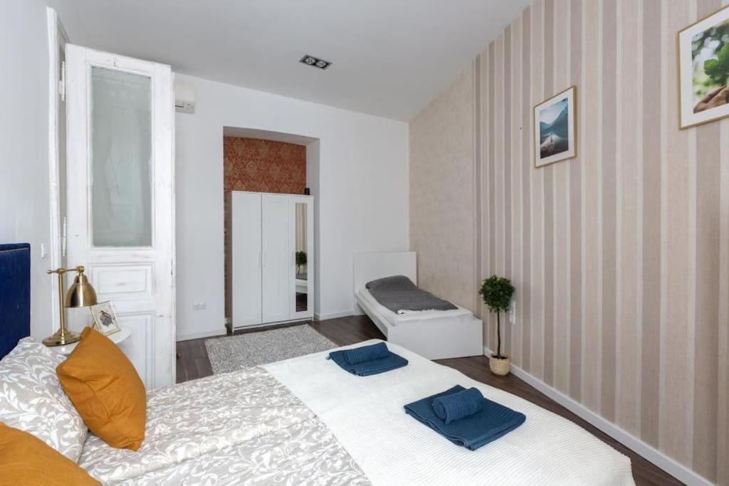 Chic, Captivating Space Budapest Luaran gambar