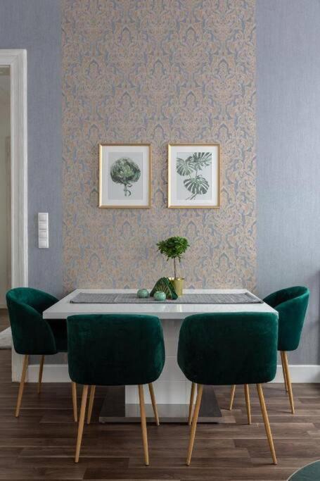 Chic, Captivating Space Budapest Luaran gambar