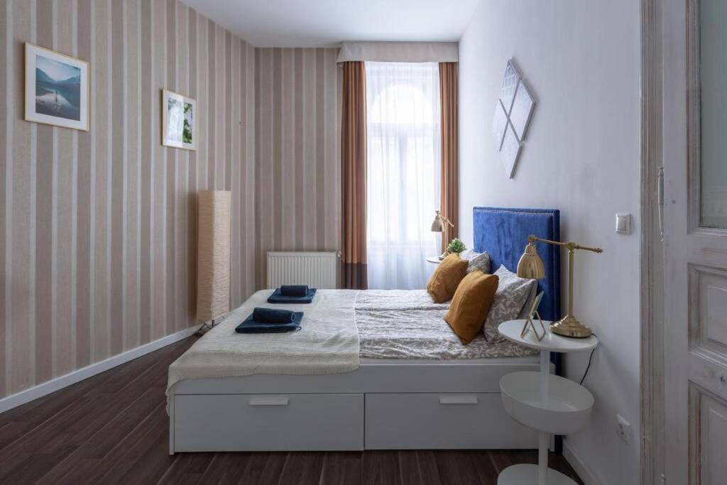 Chic, Captivating Space Budapest Luaran gambar