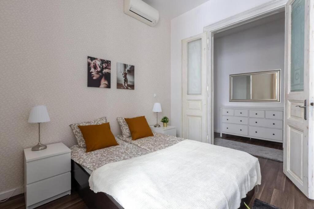 Chic, Captivating Space Budapest Luaran gambar