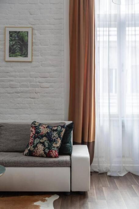 Chic, Captivating Space Budapest Luaran gambar