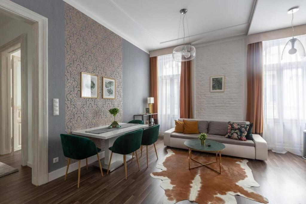 Chic, Captivating Space Budapest Luaran gambar