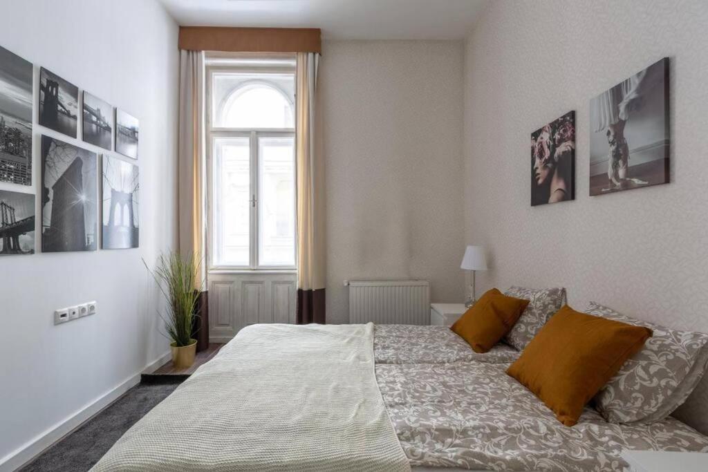 Chic, Captivating Space Budapest Luaran gambar