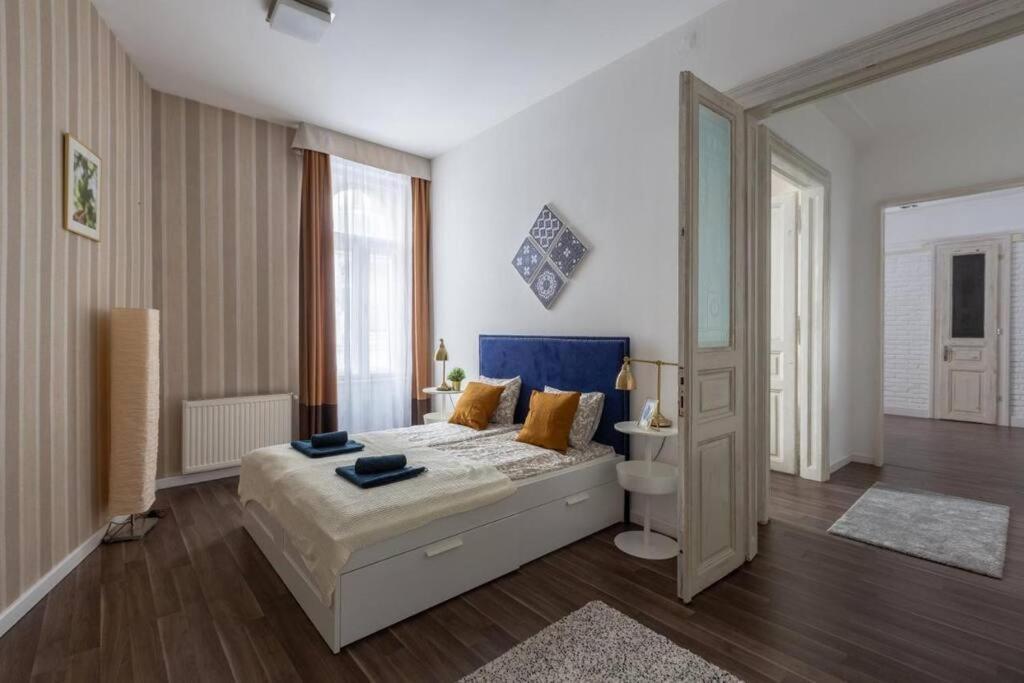 Chic, Captivating Space Budapest Luaran gambar